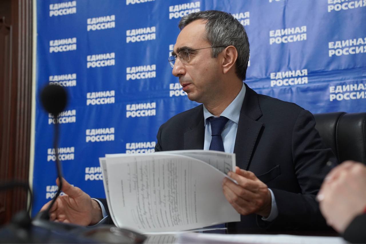 Заур Эминов провёл личный приём граждан в общественной приёмной партии «Единая Россия»